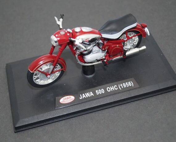 Model motocyklu Jawa 500 OHC červený