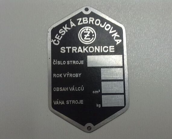Výrobní štítek ČZ 150 - kratší leptaný